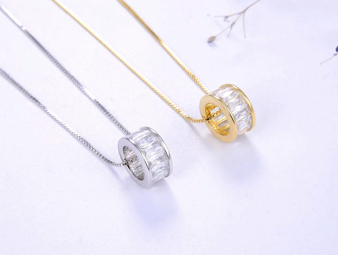 Dije y Cadena de Plata 925, con baño de Oro de 14k, y Baguettes