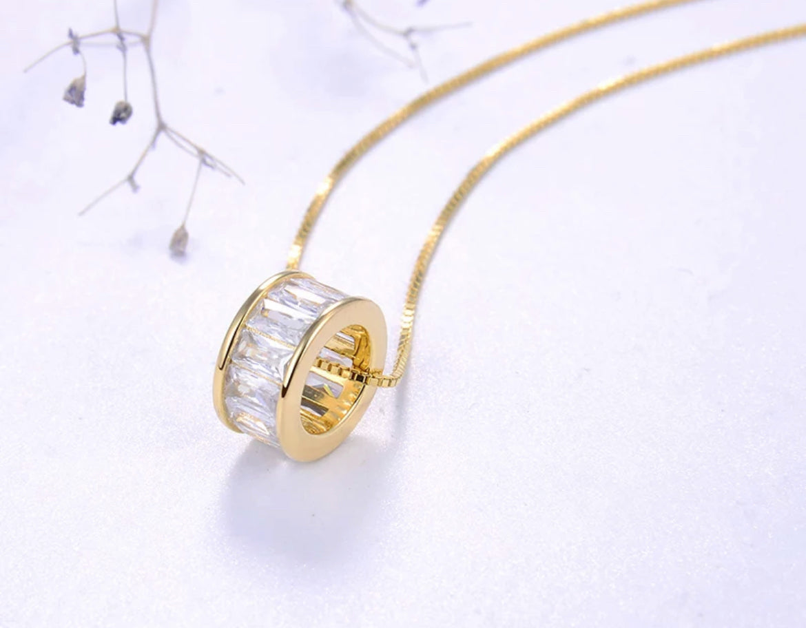 Dije y Cadena de Plata 925, con baño de Oro de 14k, y Baguettes