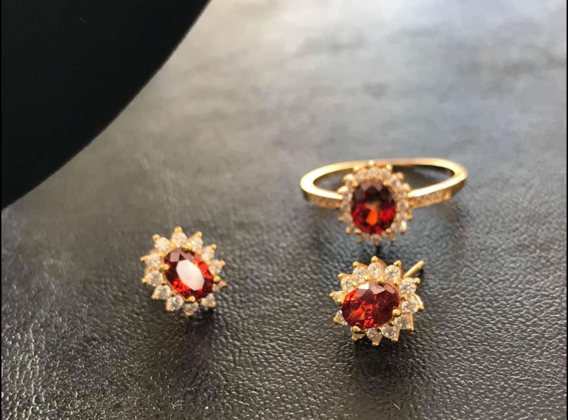 Aretes de Plata 925 bañada en Oro de 18k con Granate Rojo y Zirconias