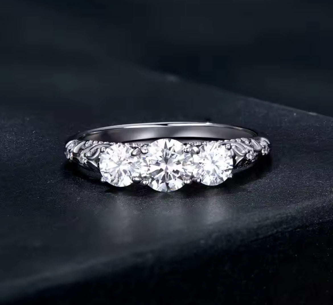 Anillo de Plata 925 con Moissanitas modelo “Pasado, Presente y Futuro”