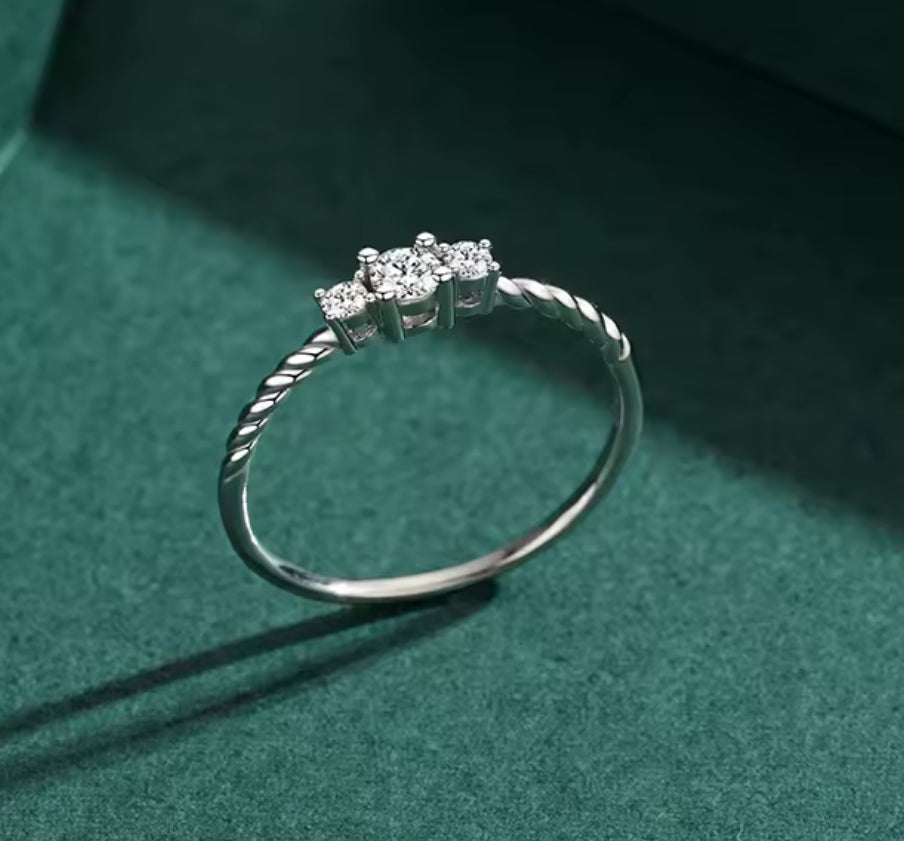 Anillo de Plata 925 con Zirconias modelo Presente Pasado Futuro