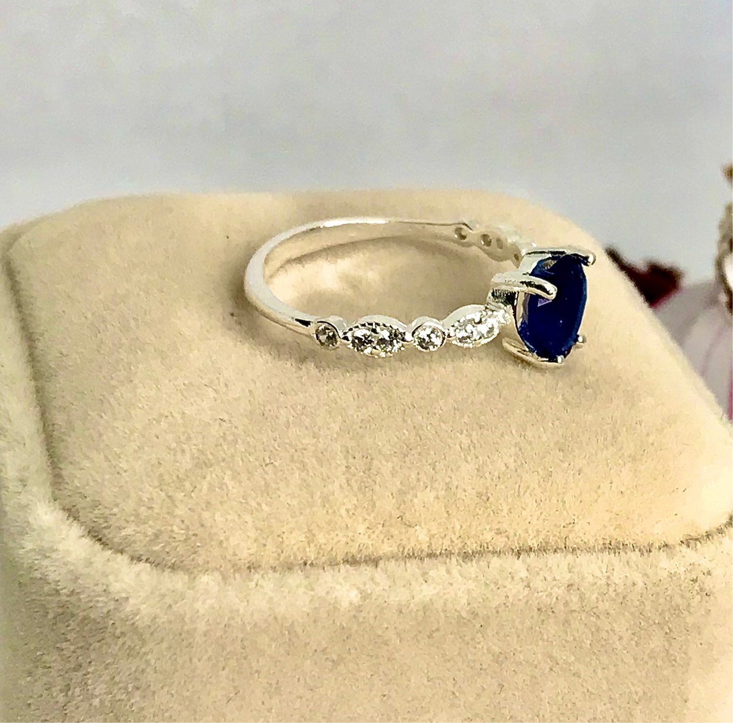 Anillo de Plata 925 con Zirconias modelo Corazón en Azul Marino