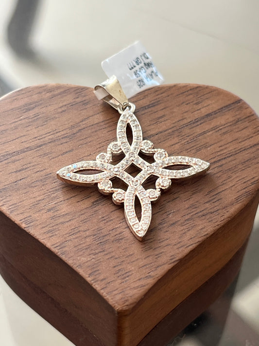 Dije de Plata 925 con Zirconias, modelo Nudo de Bruja