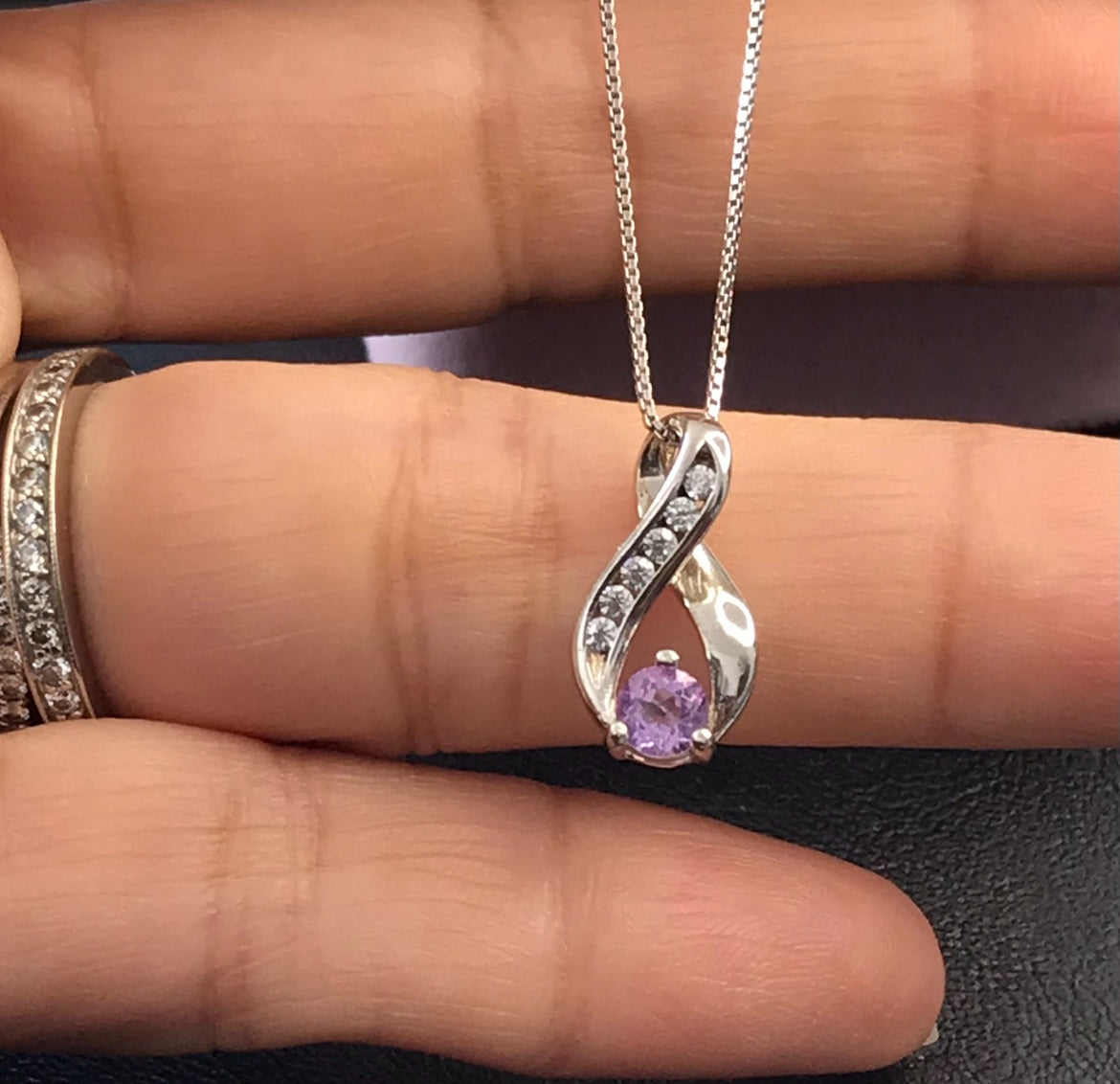 Dije con Cadena de Plata, con Amatista y Zirconias modelo Infinito