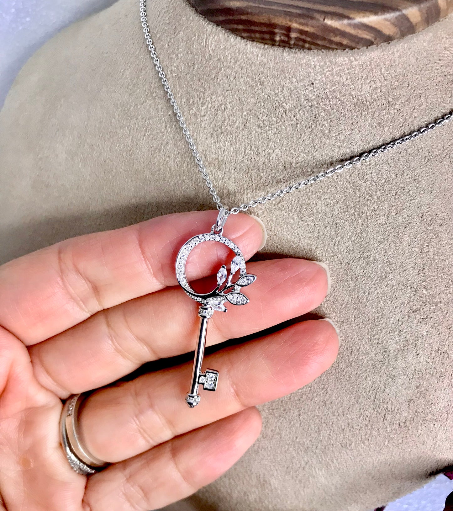 Fina Cadena con Dije modelo “Llave”