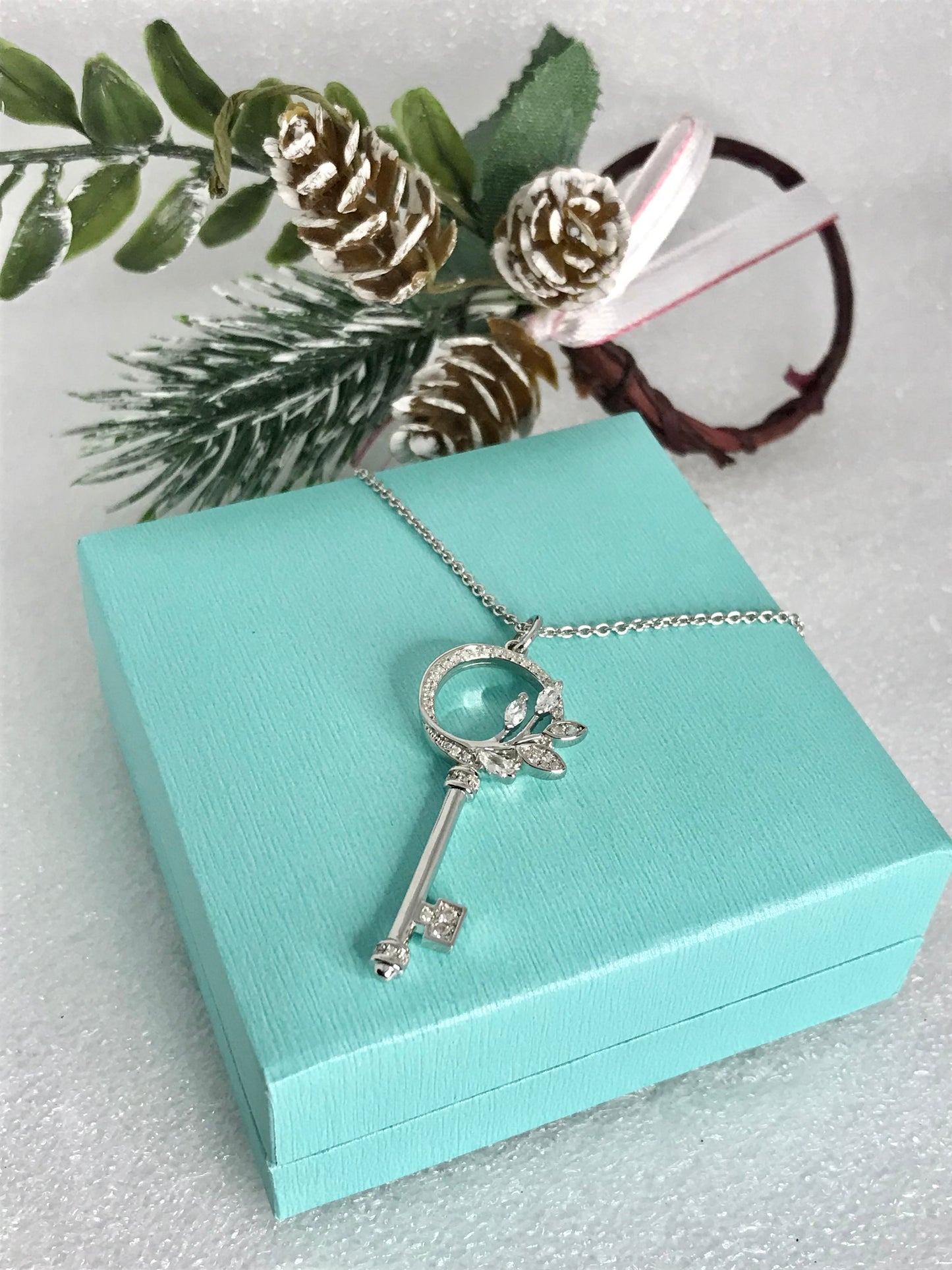 Fina Cadena con Dije modelo “Llave”