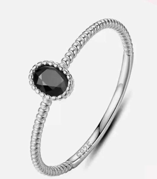 Anillo de Plata 925 con Zirconia Negra modelo Minimalista