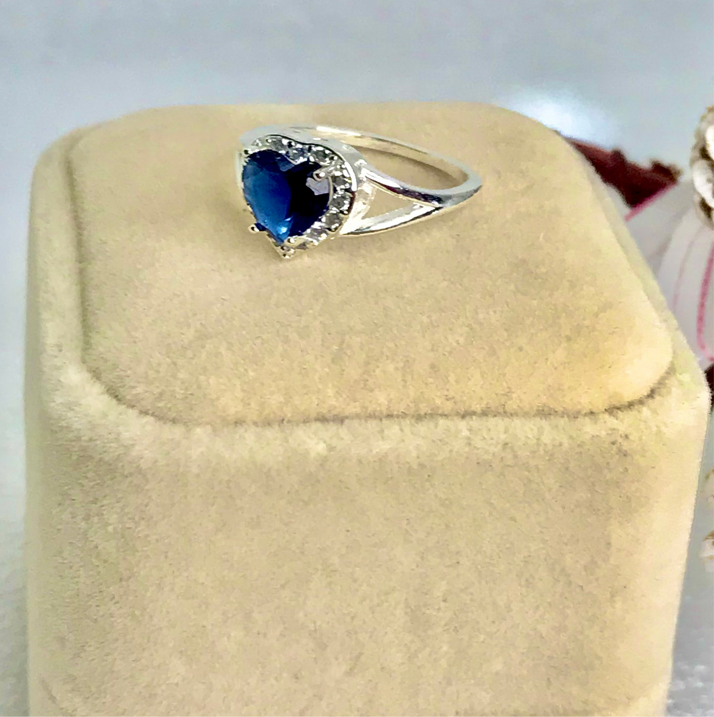 Anillo de Plata 925 con Zirconias modelo Corazón en color Azul Marino