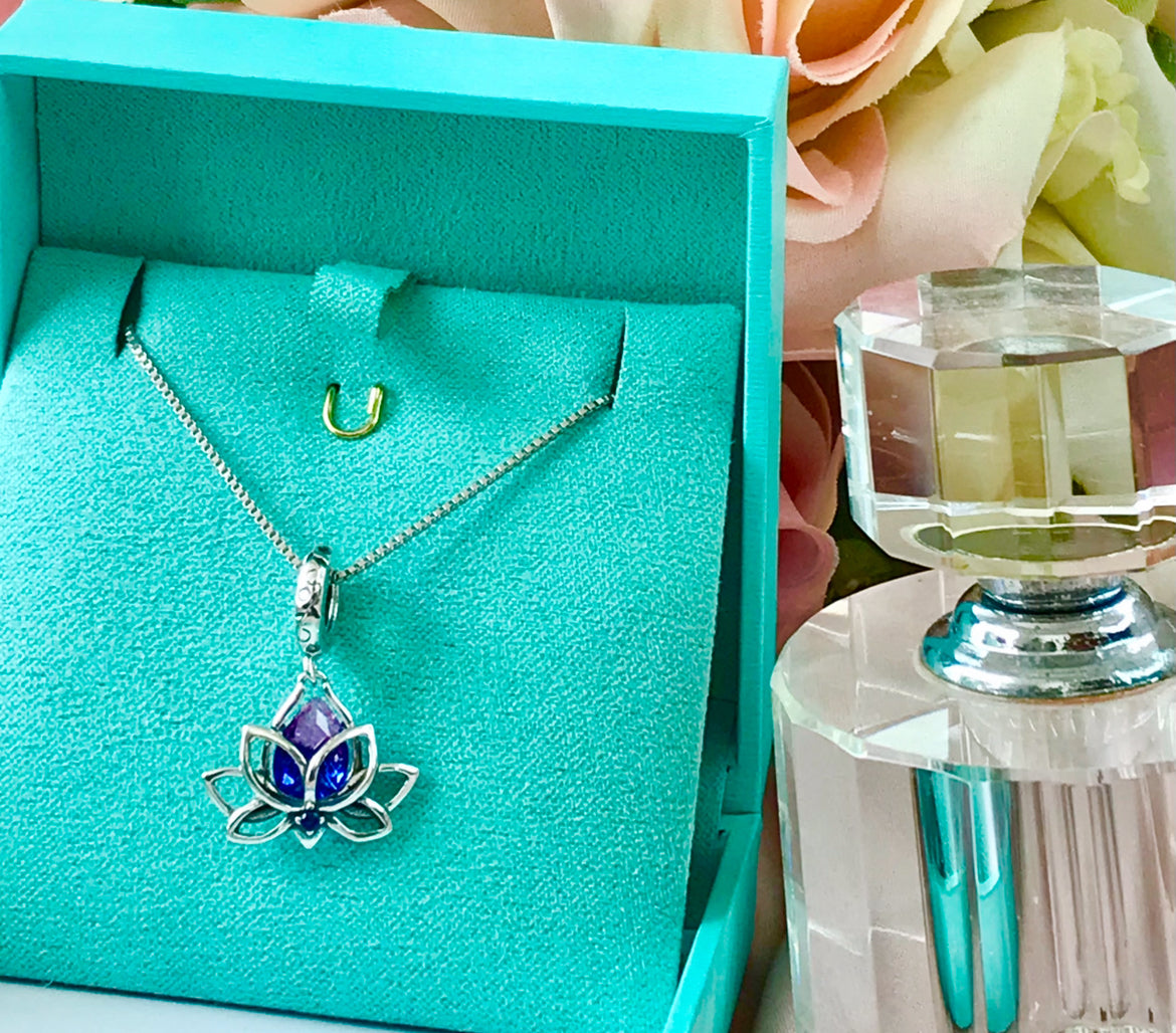 Dije y Cadena de Plata 925 con Cristal y Zirconias, modelo Lotus