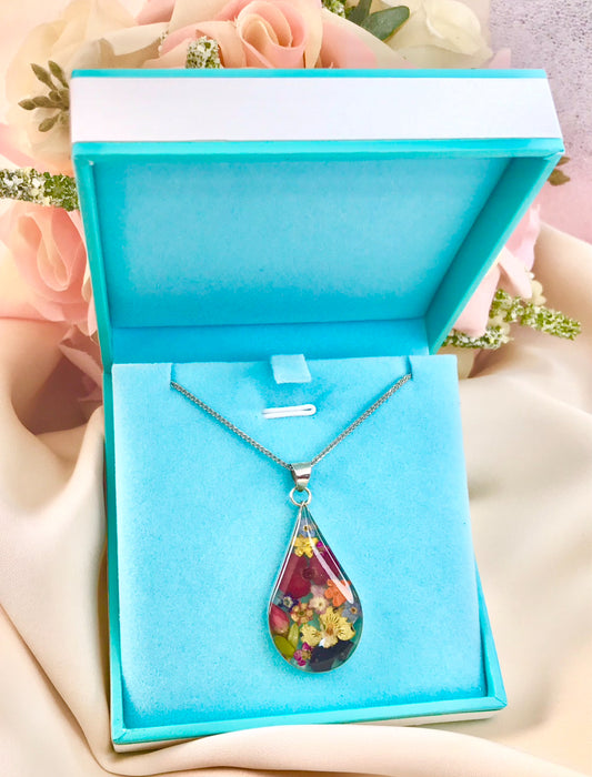 Dije con Naturaleza Muerta Encapsulada en Plata 925 con Cadena