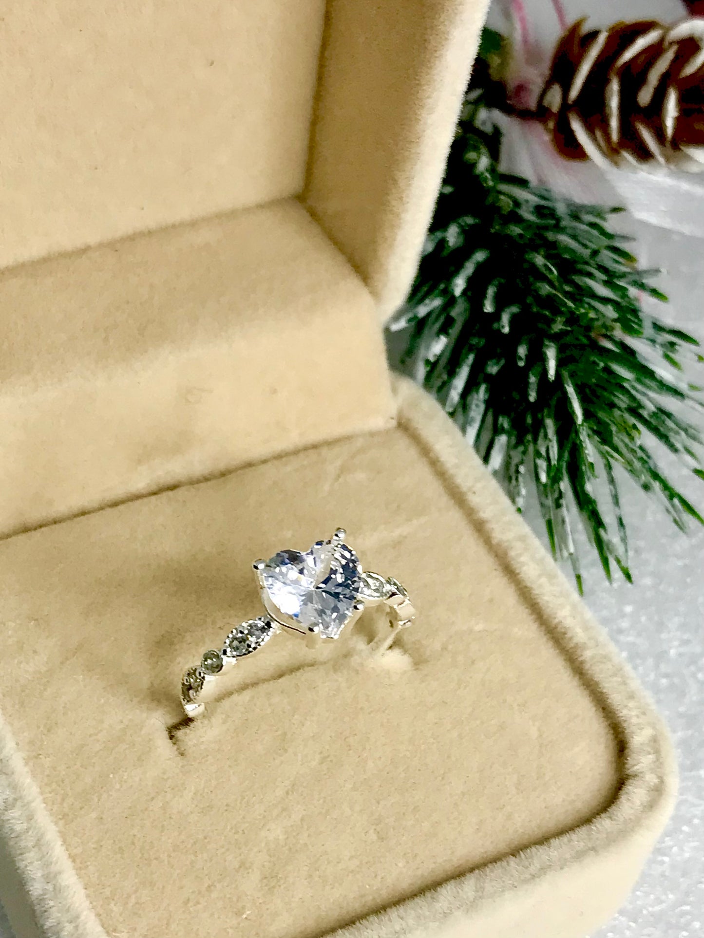 Anillo de Plata 925 con Zirconias model “Corazón”