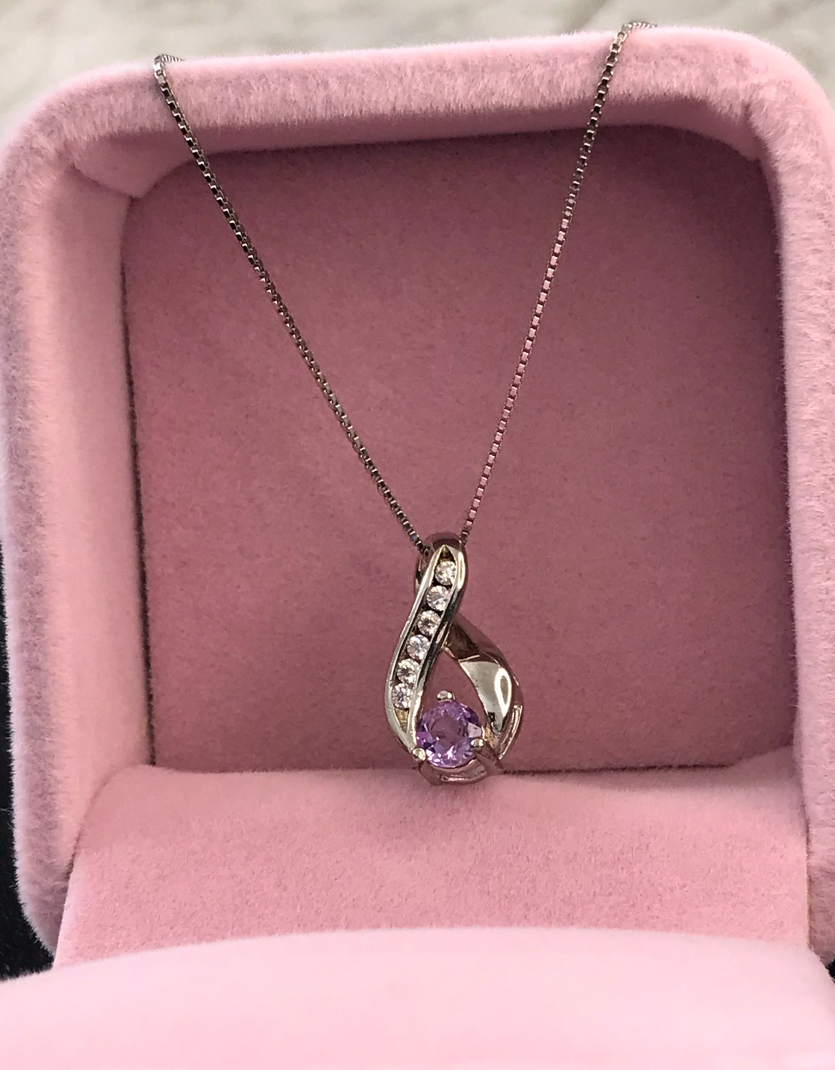 Dije con Cadena de Plata, con Amatista y Zirconias modelo Infinito