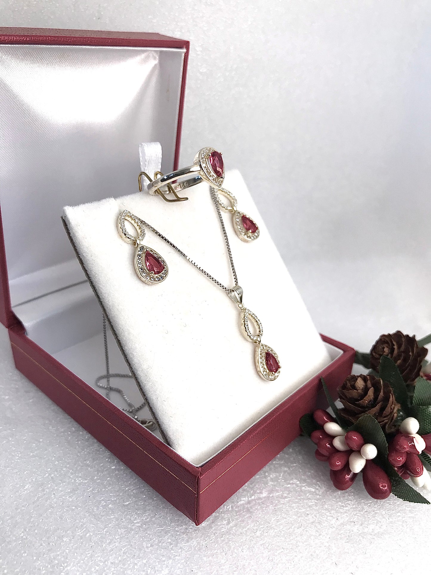 Conjunto de Anillos, Aretes, y Dije c/Cadena con Zirconias