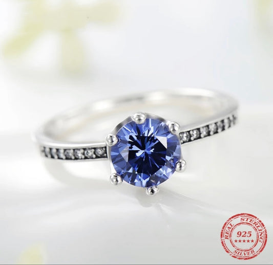 Anillo de Plata 925 con Zirconias modelo “Corona”