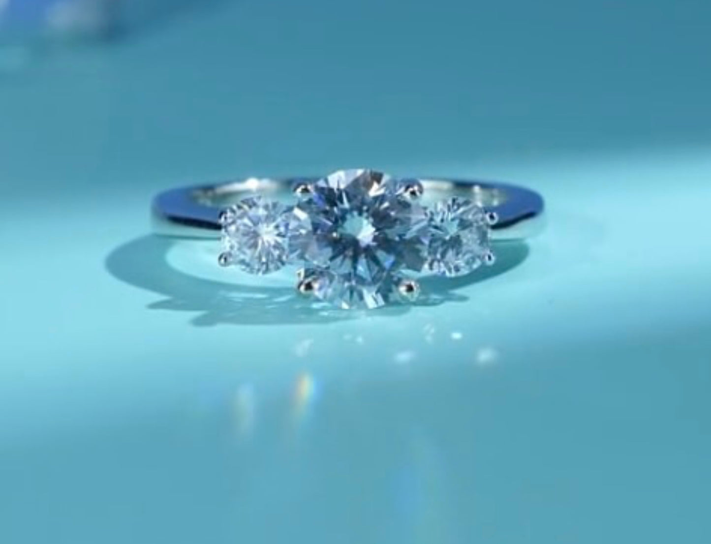 Anillo de Plata 925 con Zirconias Modelo “Presente, Pasado, Futuro”