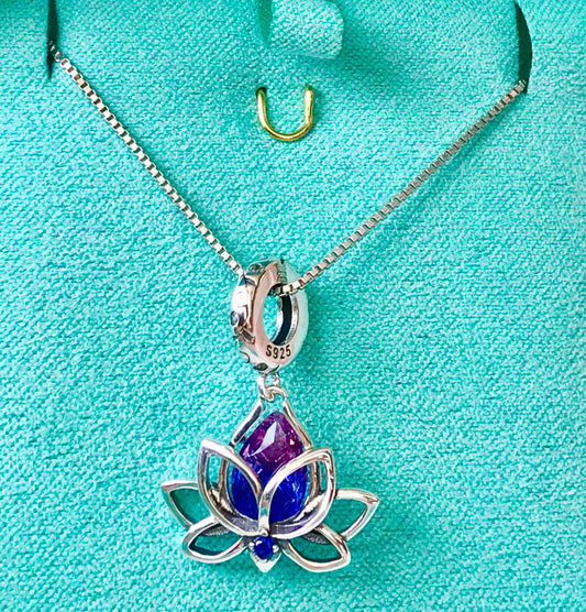 Dije y Cadena de Plata 925 con Cristal y Zirconias, modelo Lotus