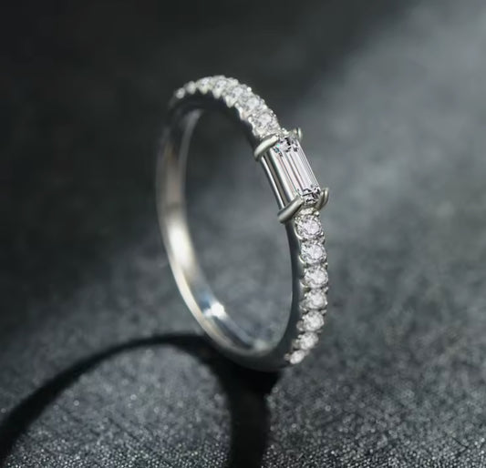 Anillo de Plata 925 con Zirconias modelo Minimalista