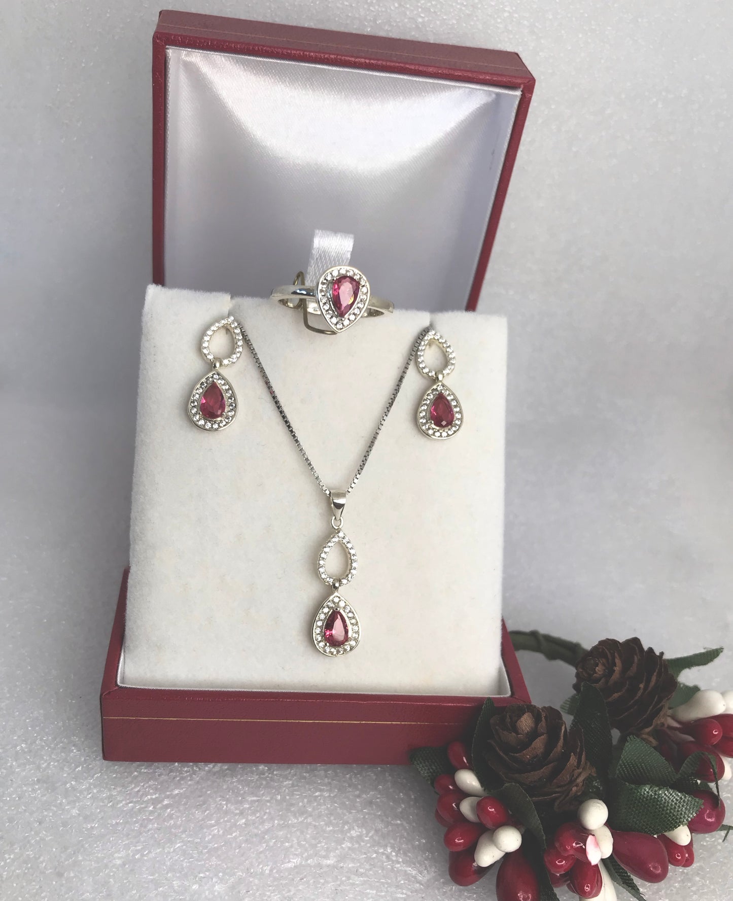 Conjunto de Anillos, Aretes, y Dije c/Cadena con Zirconias