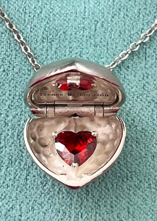 Relicario de Plata 925 con Zirconias, grabado “Tienes mi Corazón “