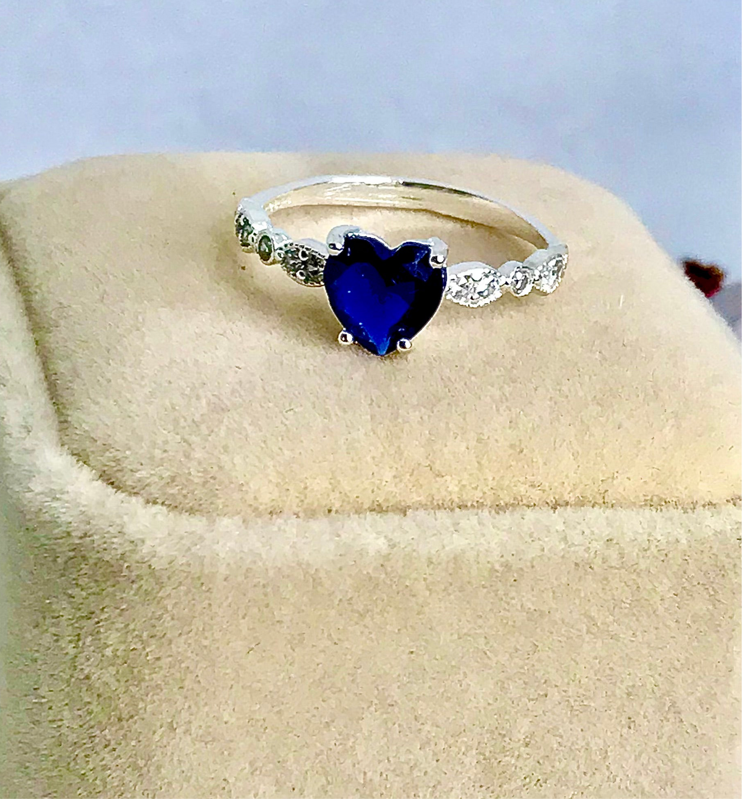 Anillo de Plata 925 con Zirconias modelo Corazón en Azul Marino