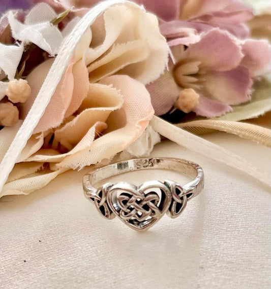Anillo de Plata modelo Nudo de Bruja - Corazón
