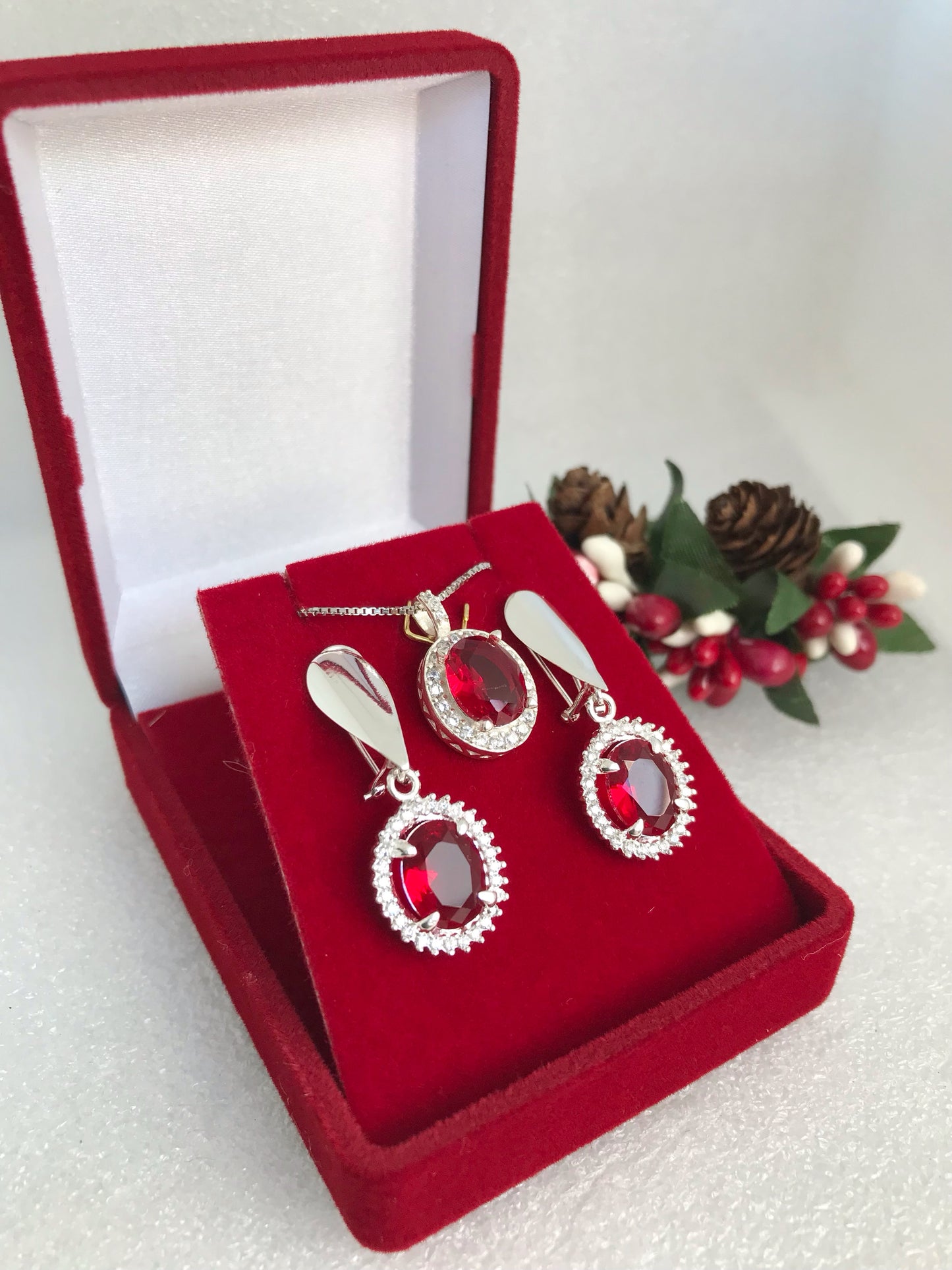 Juego de Cadena con Dije y Aretes de Plata 925