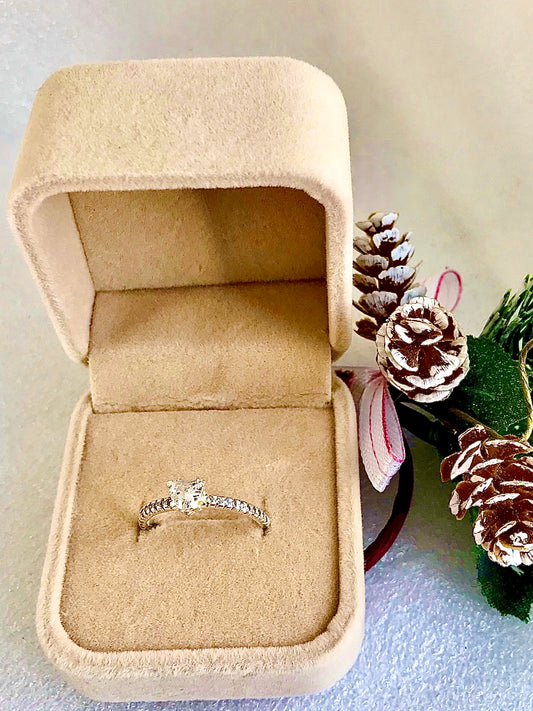 Anillo de Plata 925 con Zirconias modelo Corazón