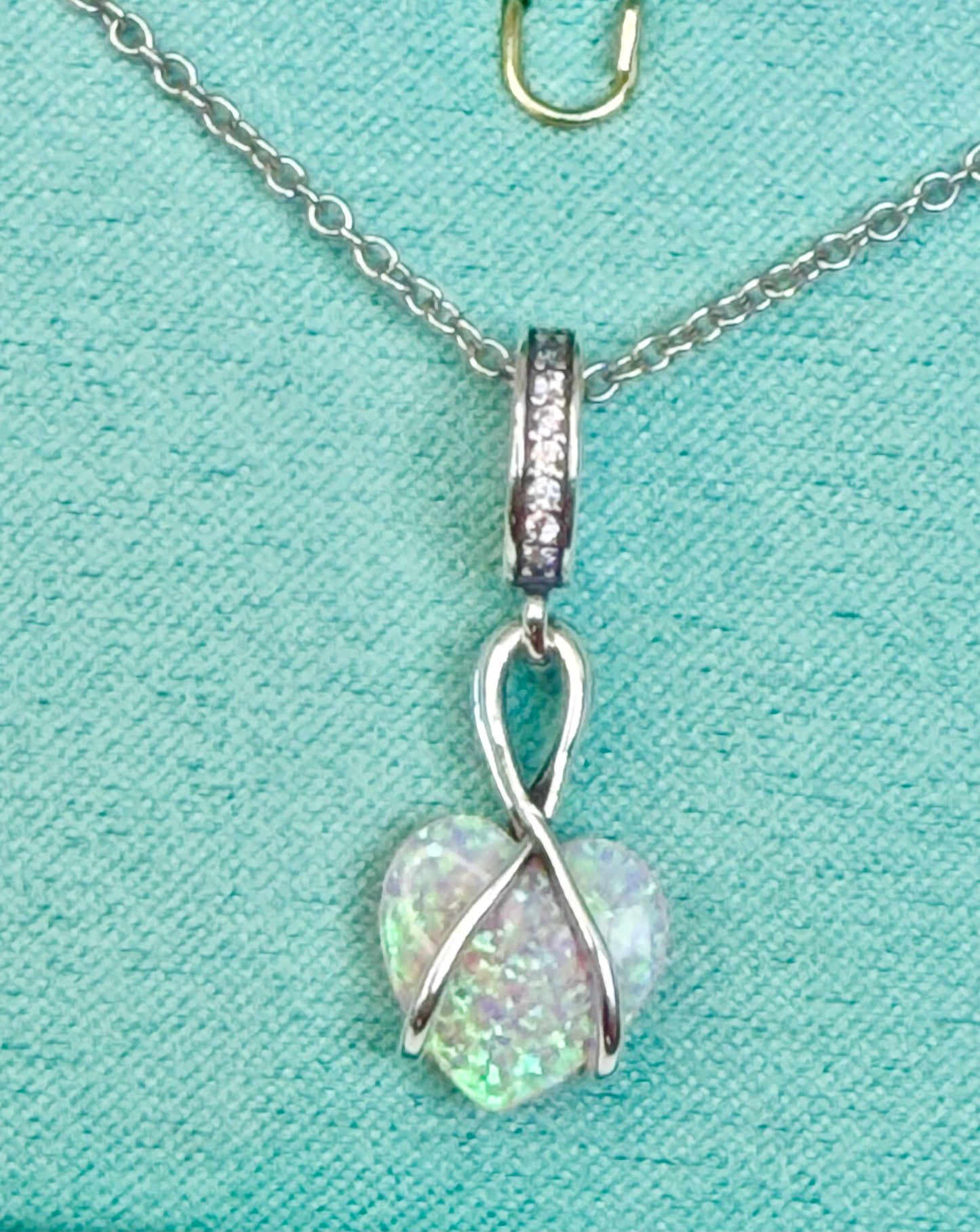 Dije con Cadena en Plata 925 y Ópalo Sintético y Zirconias Modelo Corazón