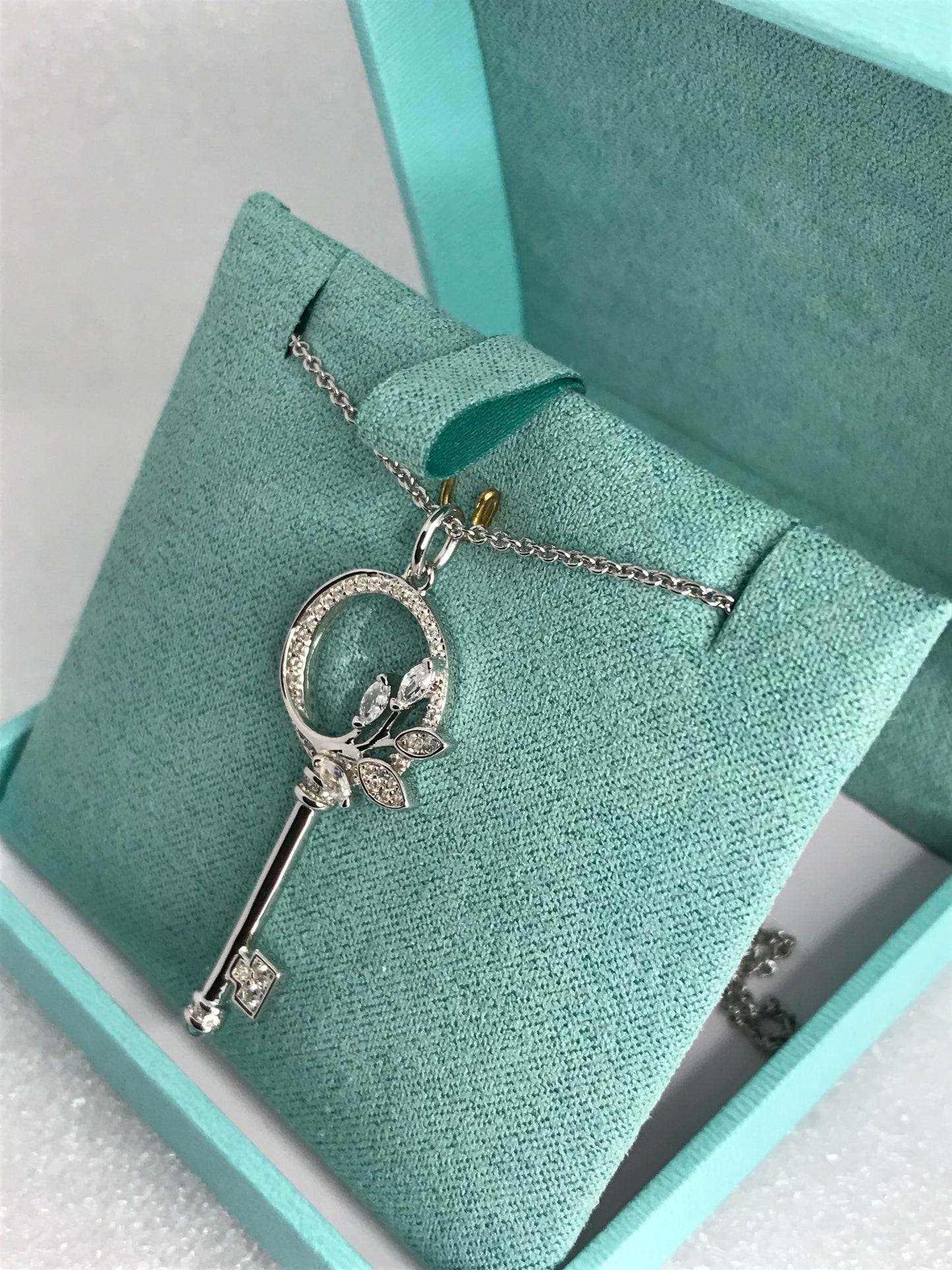 Fina Cadena con Dije modelo “Llave”