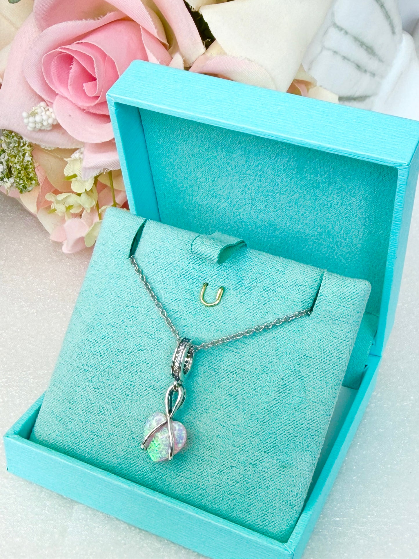 Dije con Cadena en Plata 925 y Ópalo Sintético y Zirconias Modelo Corazón
