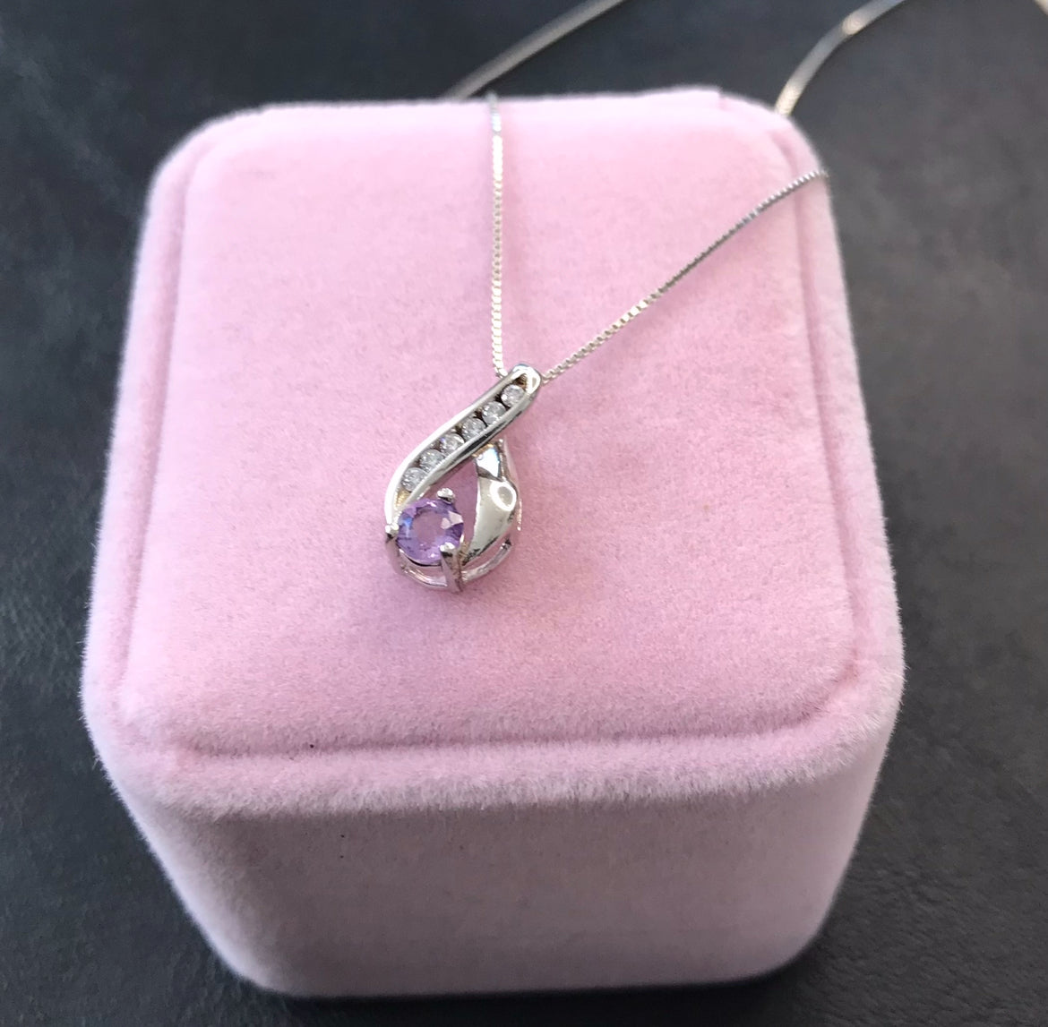 Dije con Cadena de Plata, con Amatista y Zirconias modelo Infinito