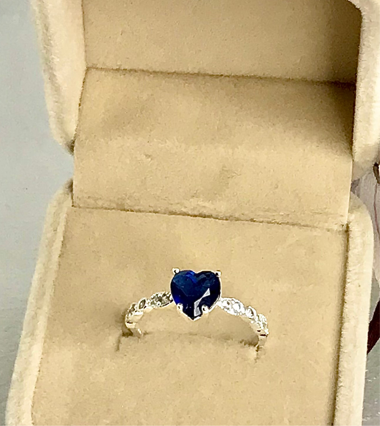 Anillo de Plata 925 con Zirconias modelo Corazón en Azul Marino