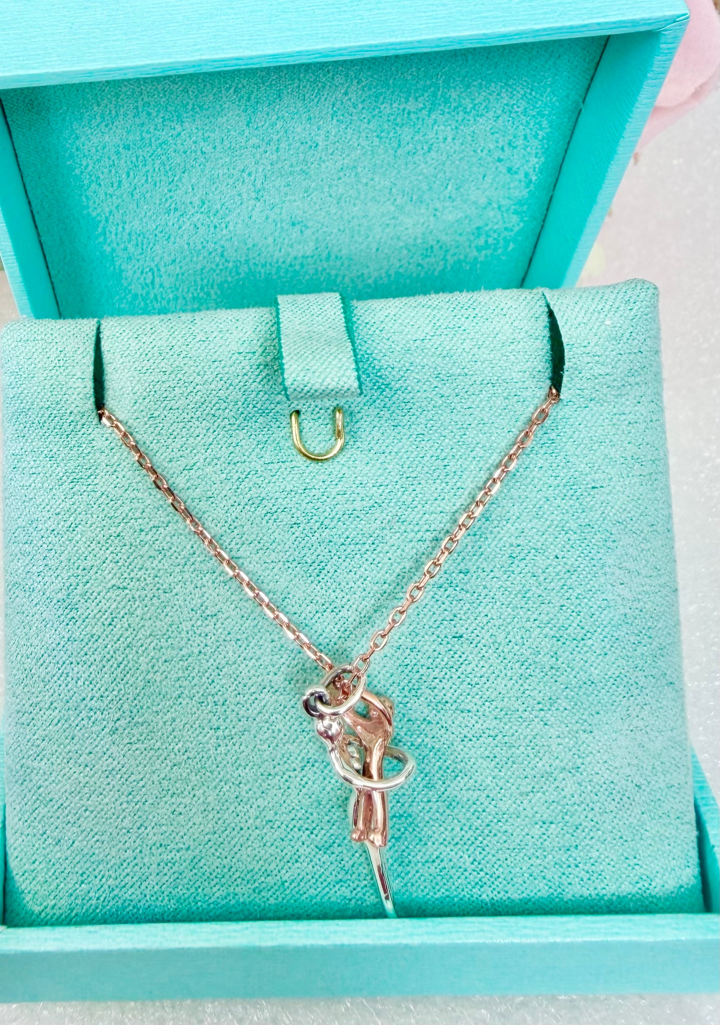 Dije con Cadena de Plata, bañada en Oro Rosa- Modelo Abrazo de Mamá