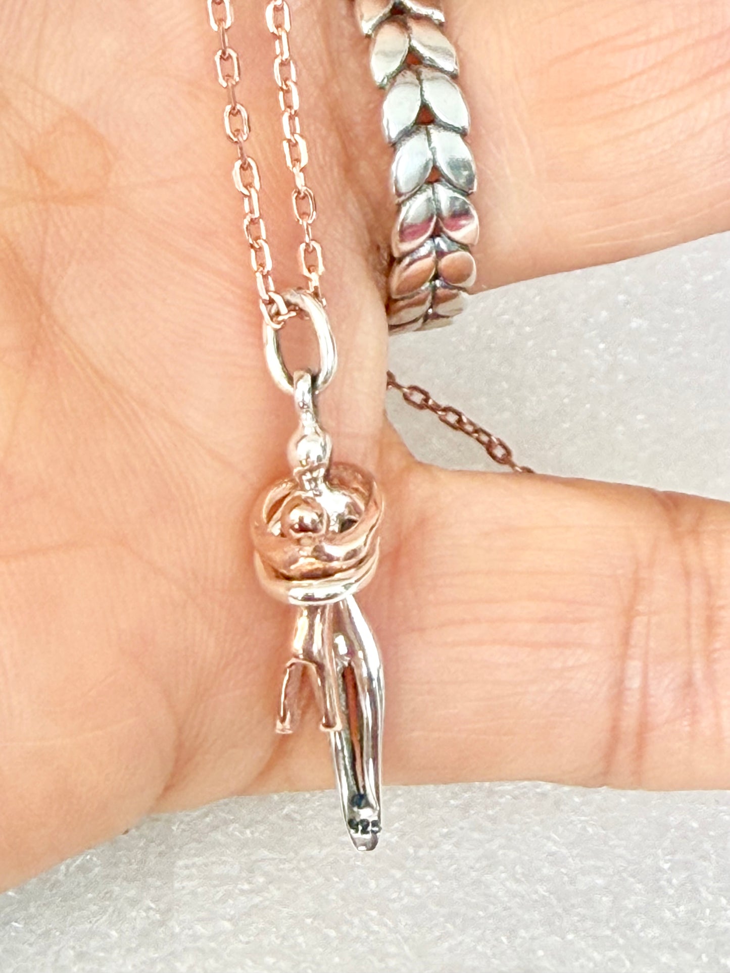 Dije con Cadena de Plata, bañada en Oro Rosa- Modelo Abrazo de Mamá