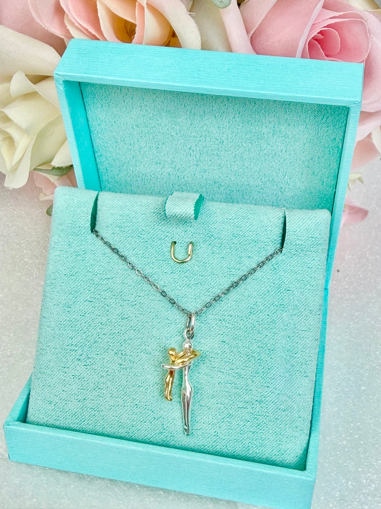 Dije con Cadena de Plata 925, Modelo Abrazo de Mamá