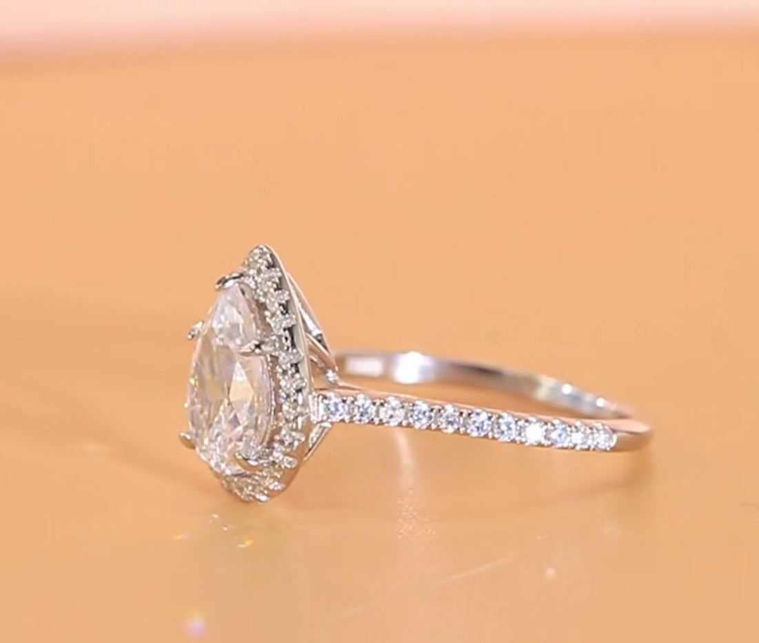 Anillo de Plata 925 con Zirconias modelo Pera