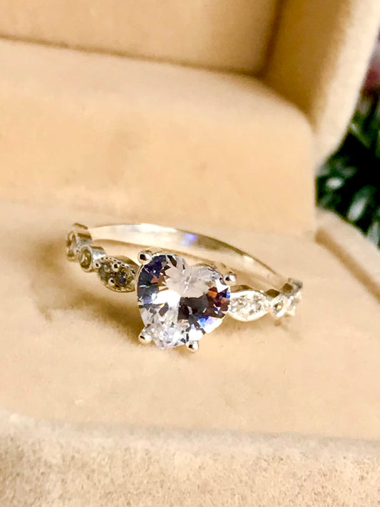 Anillo de Plata 925 con Zirconias model “Corazón”