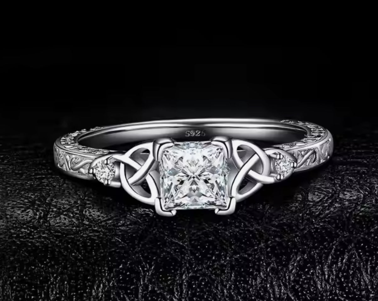 Anillo de Plata 925 con Zirconias modelo Nudos Celta