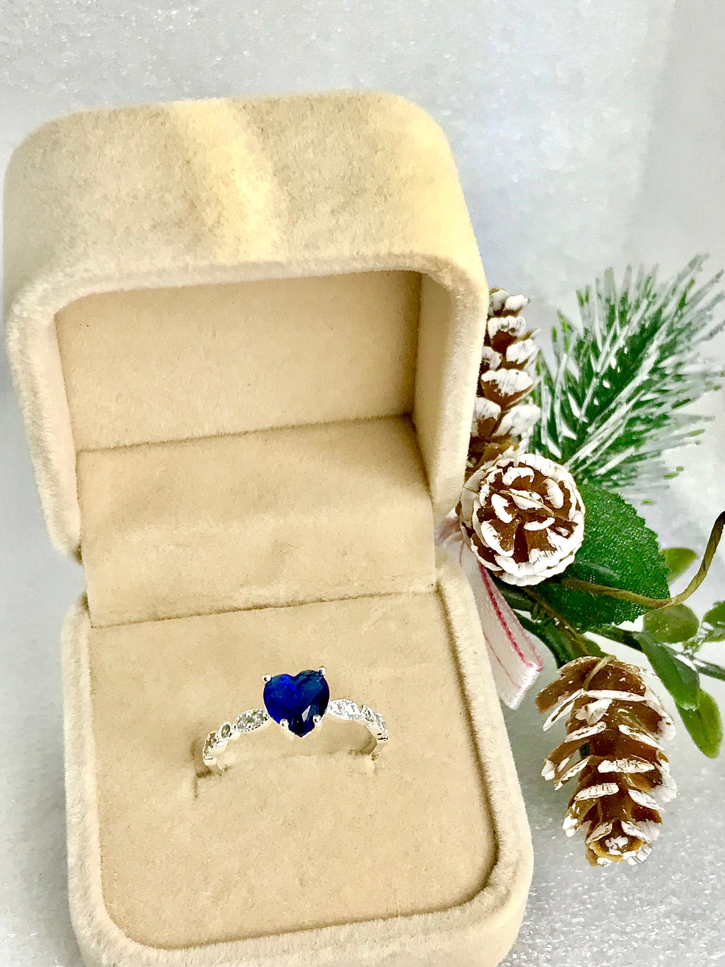 Anillo de Plata 925 con Zirconias modelo Corazón en Azul Marino