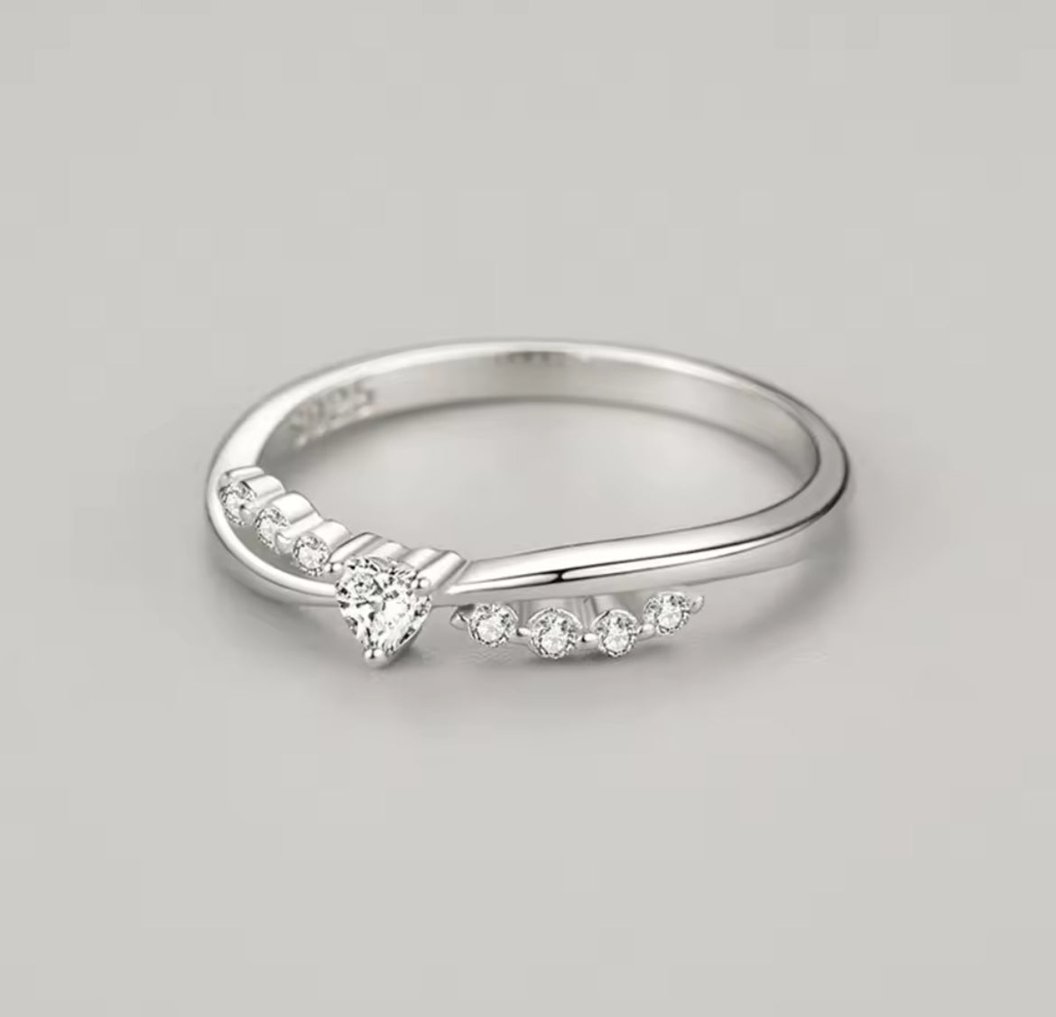 Anillo de Plata 925 con Zirconias modelo Corazón