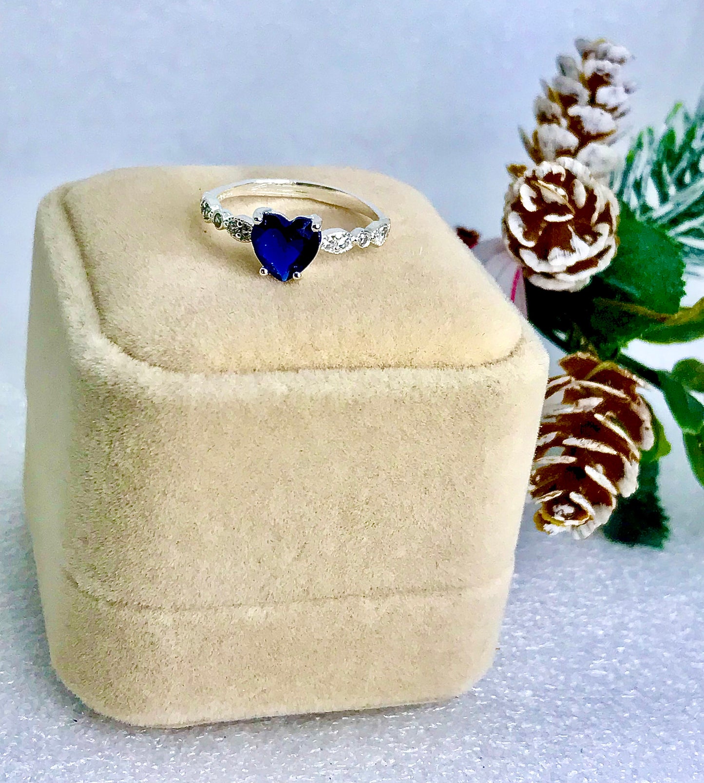 Anillo de Plata 925 con Zirconias modelo Corazón en Azul Marino