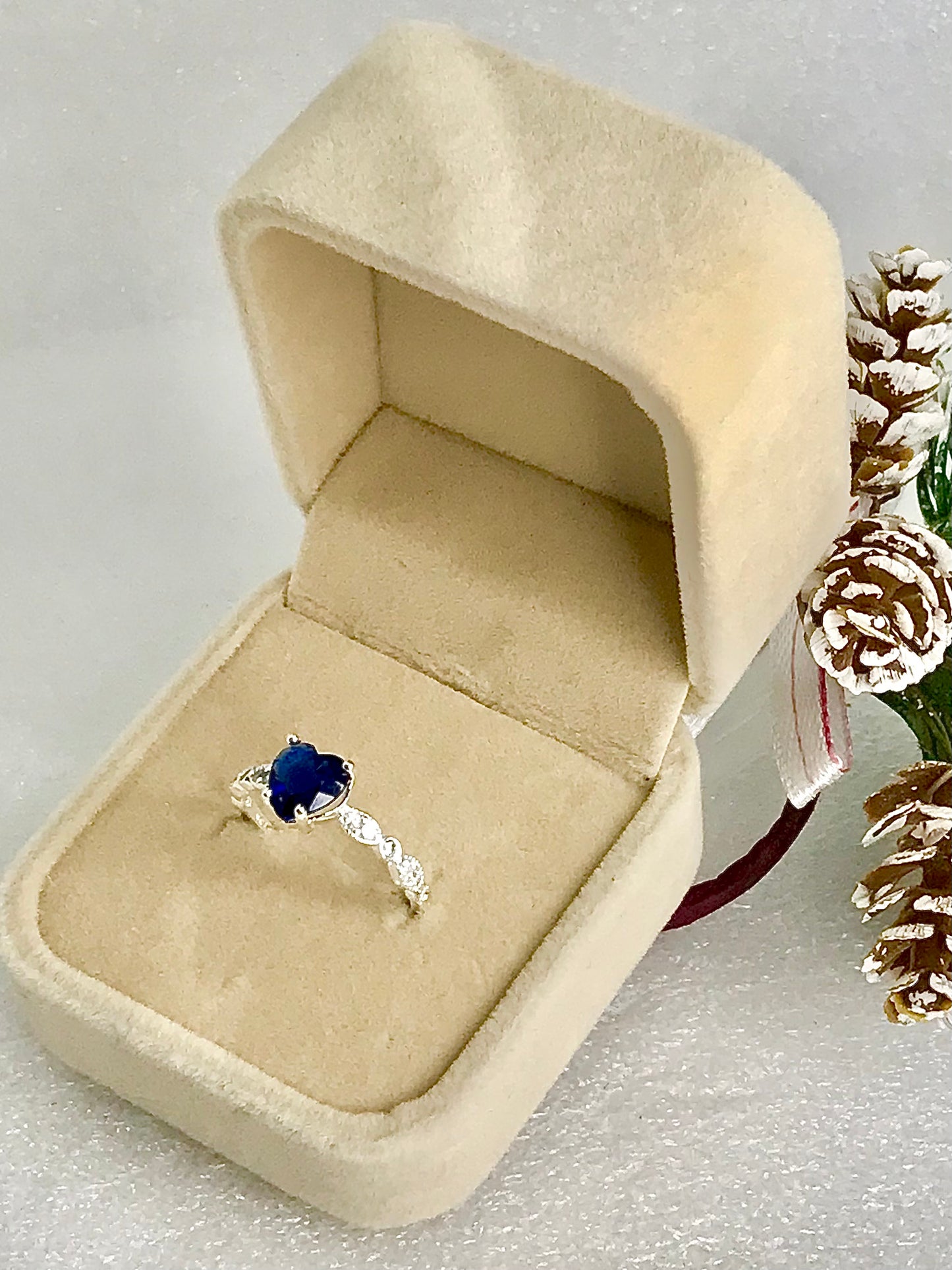 Anillo de Plata 925 con Zirconias modelo Corazón en Azul Marino