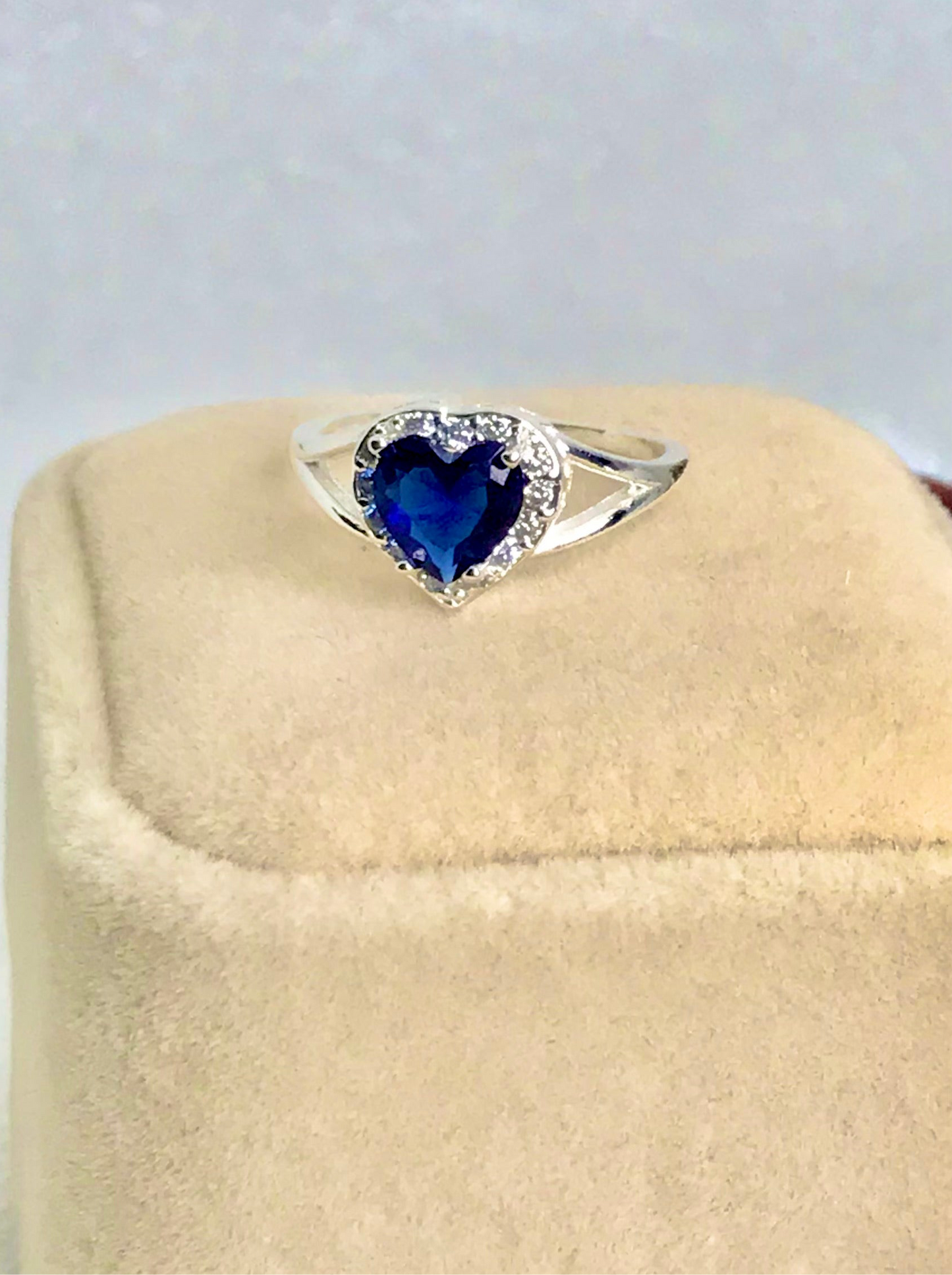 Anillo de Plata 925 con Zirconias modelo Corazón en color Azul Marino