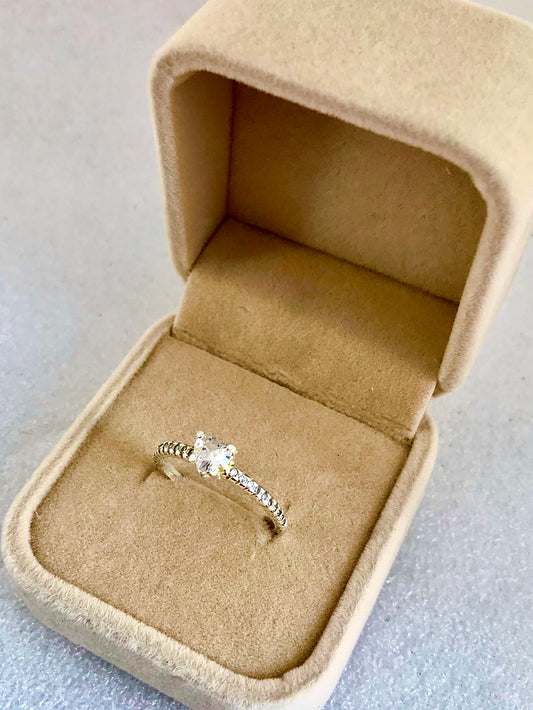 Anillo de Plata 925 con Zirconias modelo Corazón