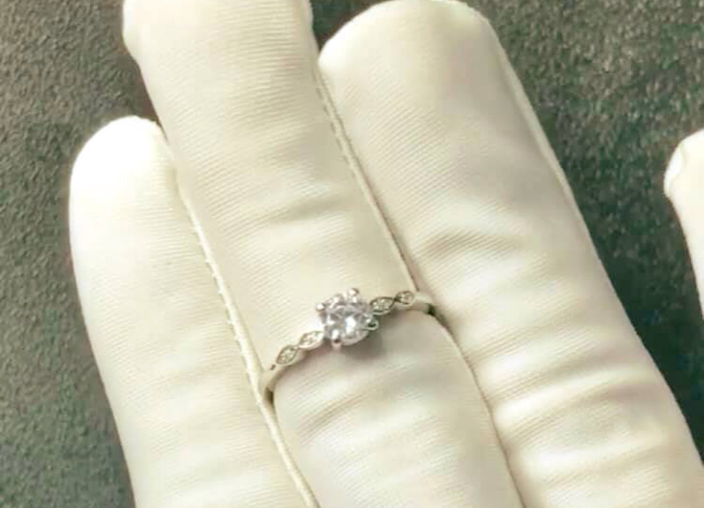 Anillo de Plata con Zirconias