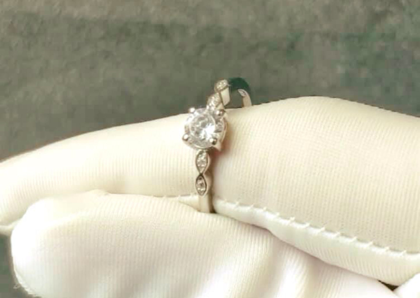 Anillo de Plata con Zirconias