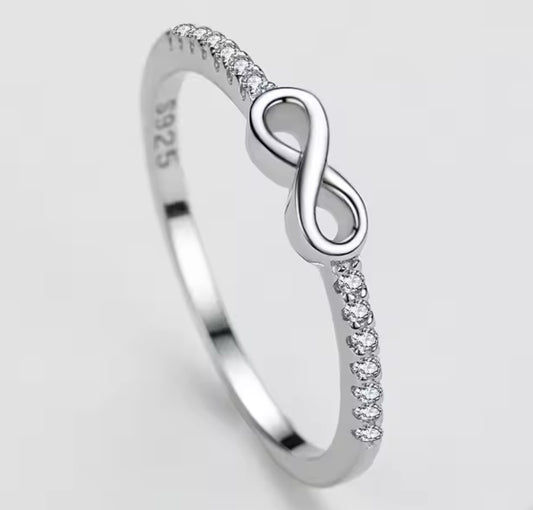 Argolla de Plata 925 con Zirconias, modelo Infinito