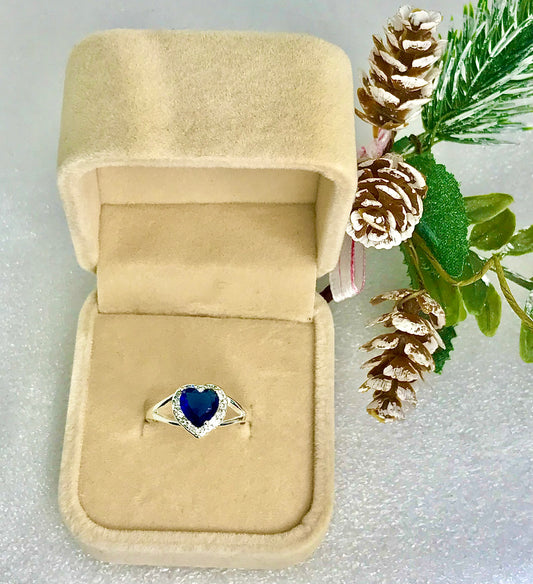 Anillo de Plata 925 con Zirconias modelo Corazón en color Azul Marino