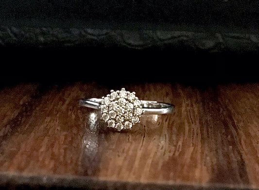 Anillo de Plata 925  con Zirconias modelo Flor