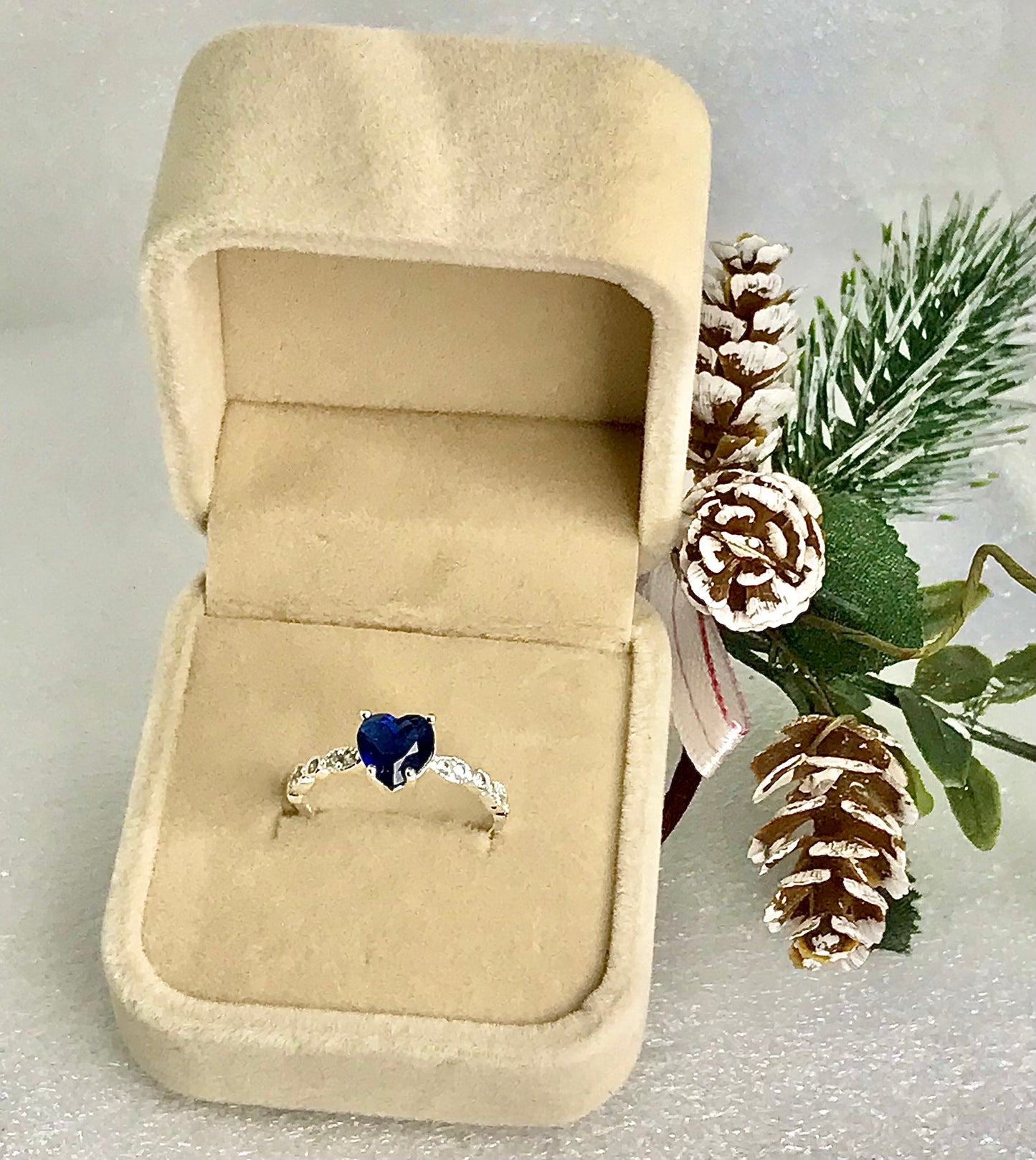 Anillo de Plata 925 con Zirconias modelo Corazón en Azul Marino